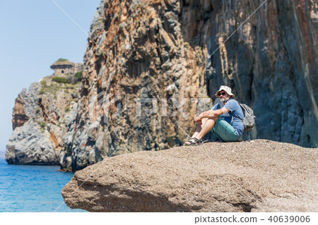 traveller with backpack in picturesque bay 40639006
