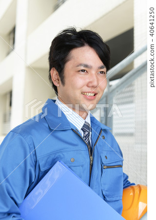 A smiling worker 40641250