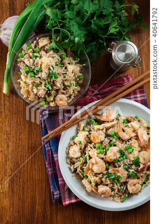 Fried rice with shrimp and vegetables 40641792