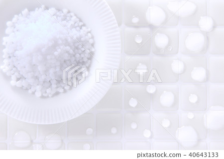 白色瓷磚和氯化鎂浴鹽，水滴 40643133