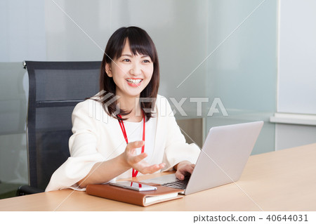 在辦公室工作的女人 40644031