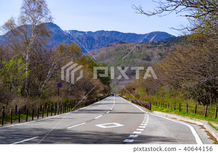 日本浪漫的高速公路b在五月浜地區附近的鹽沼地區，在五月山b-1後面穿過Senjogahara 40644156