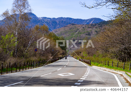 日本浪漫的高速公路b穿越Senjogahara，在5月B-2附近的Sanbonmatsu地區向Yuno湖一起騎自行車 40644157