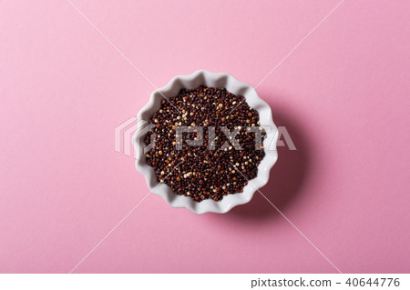 Quinoa in white bowls 40644776