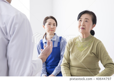 Helper to accompany the elderly Helper to accompany the elderly 40644797