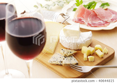 Red wine and hors d'oeuvre Red wine and hors d'oeuvre 40644815