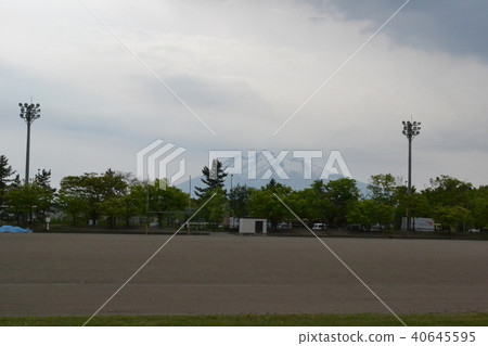 在春天從弘前體育公園觀看磐城山 在春天從弘前體育公園觀看磐城山 40645595