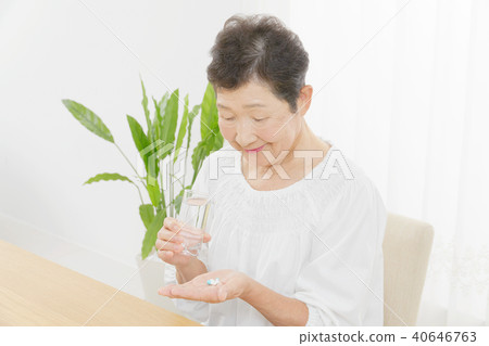 Elderly women medicine 40646763