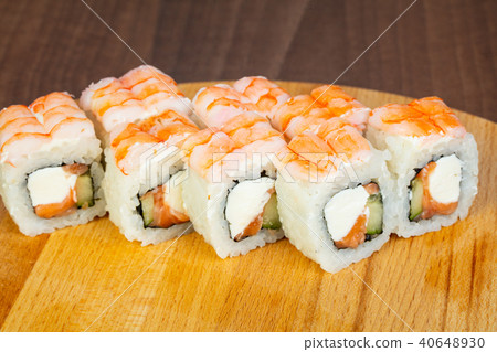 Roll with shrimp 40648930