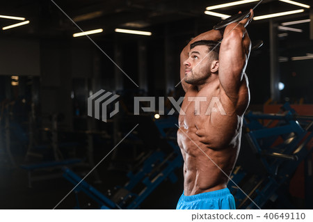Handsome model muscle man abs workout in gym 40649110