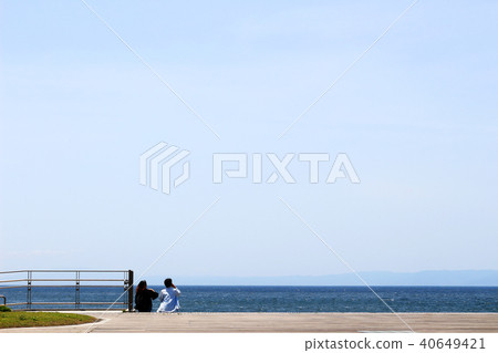 享受在一個宜人的甲板的夫婦的風景悠閒假日有海視圖 40649421