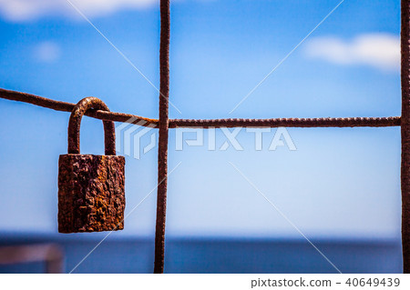 The old lock of the newlyweds 40649439