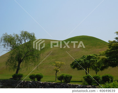 Ancient tomb of successive kings of Silla in Korea 40649639