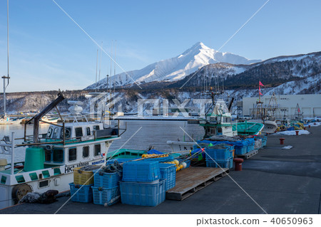 利尻山風景與在托多拉多口岸停住的漁船的 40650963