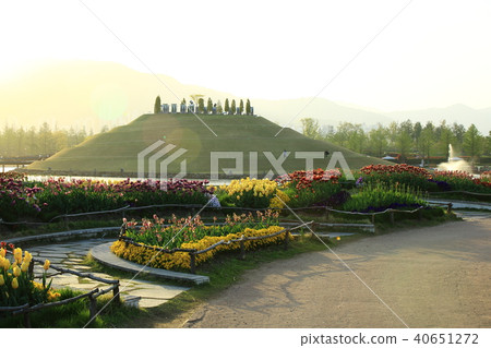 Spring of the garden, 40651272