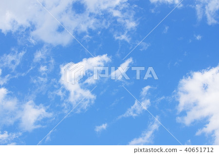 漂浮在藍天上的雲彩 40651712