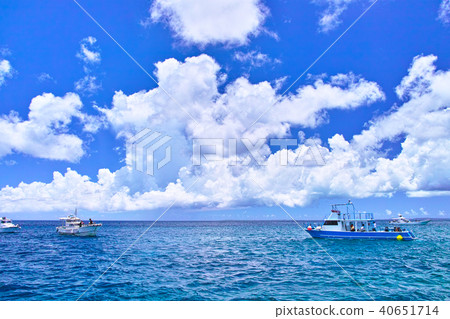 宮古島的宮古島。潛水艇停泊在Irabu島的天鵝灣 40651714