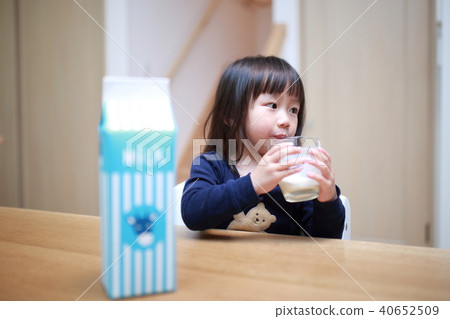 牛奶（牛奶兒童浴提升嬰兒女孩2歲2飲料喝睡衣睡衣） 40652509