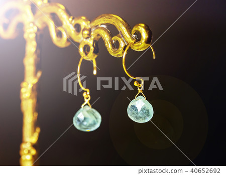 Natural stone earrings and stylish gold stand Natural stone earrings and stylish gold stand 40652692