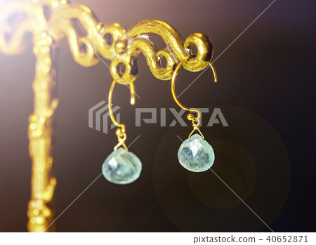 Blue stone pierced natural stone and fashionable stand of gold 40652871