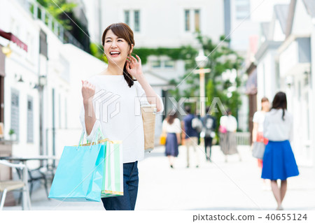 Young woman (shopping) 40655124