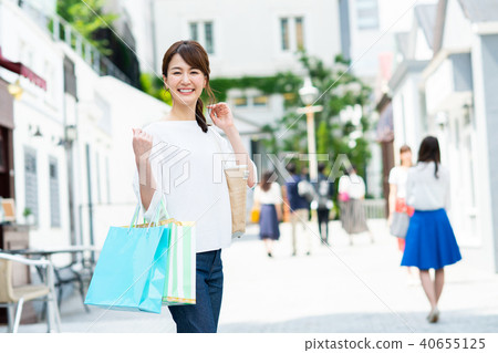 Young woman (shopping) 40655125