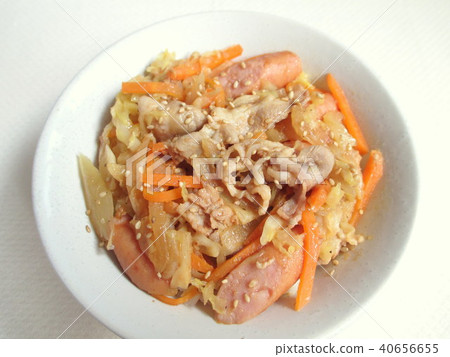 Fried meat and vegetables 40656655