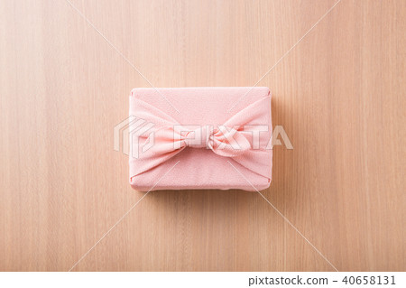 Gifts, gifts 40658131