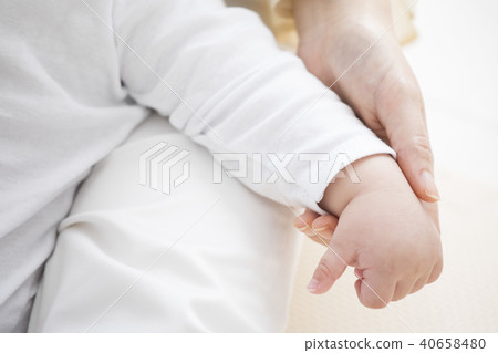 寶貝和媽媽的手 40658480