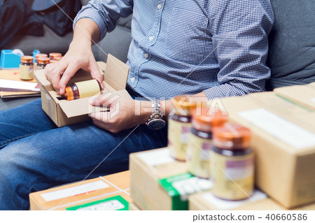 Employees are packing a parcel. Employees are packing a parcel. 40660586