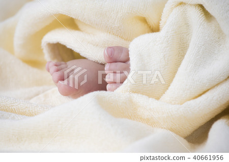 Baby's foot 40661956