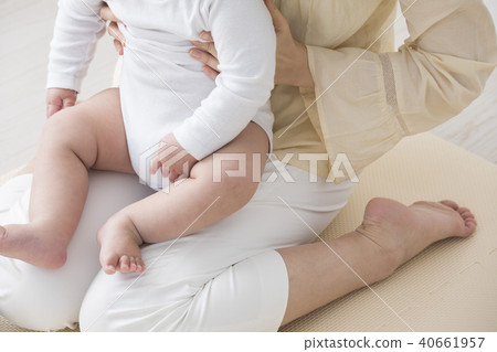 Baby/Kneeling 40661957
