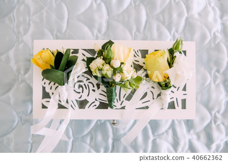 Butanieres decoration rose white yellow ribbons box 40662362
