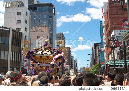 Goddess walking through the city 40663181