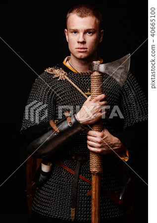 Male medieval warrior in armour and chain mail 40665100