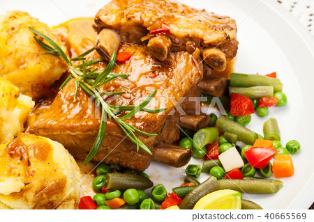 Pork spareribs served with mashed potatoes Pork spareribs served with mashed potatoes 40665569