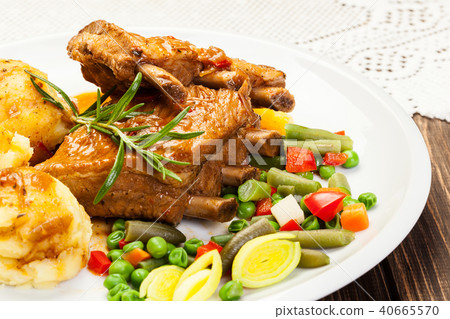 Pork spareribs served with mashed potatoes Pork spareribs served with mashed potatoes 40665570