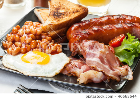 Full English breakfast with bacon, sausage and egg 40665644