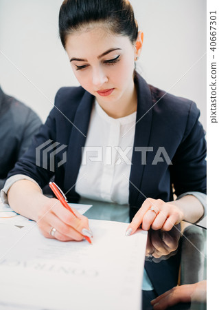 woman sign contract closeup business legal deal woman sign contract closeup business legal deal 40667301