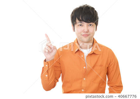 一個微笑的男性指向 40667776