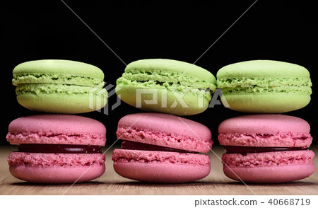 Sweet green and pink macaroons on wooden 40668719