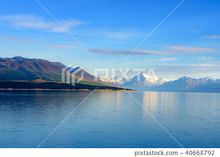 Lake Te Anau reflecting 40668792