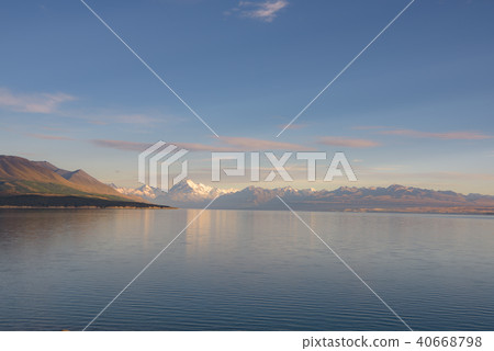 Lake Te Anau reflecting 40668798