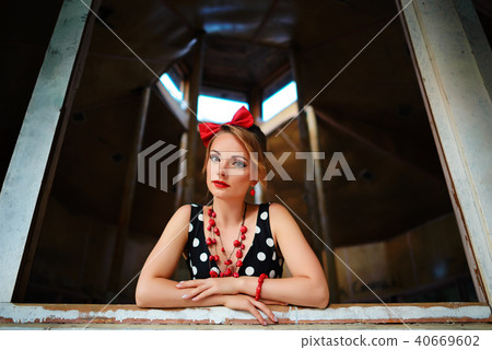 beautiful young woman posing in retro dress 40669602