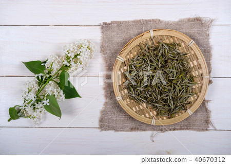 Chinese white tea and white lilac Chinese white tea and white lilac 40670312