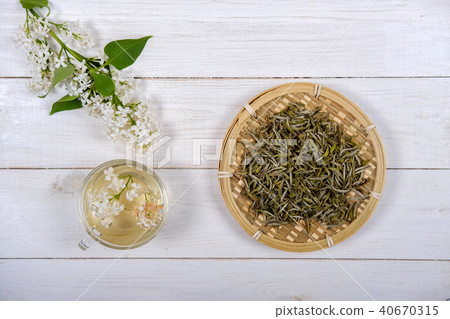 Chinese white tea and white lilac Chinese white tea and white lilac 40670315