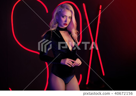 Fashion art photo of elegant model  40672156