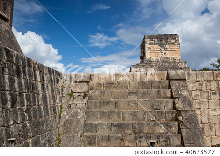 Majestic Mayan ruins in Chichen Itza,Mexico. Majestic Mayan ruins in Chichen Itza,Mexico. 40673577