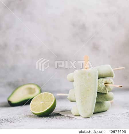 avocado lime popsicle, copy space 40673606