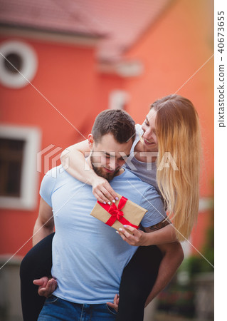 Young couple with gift in the city 40673655